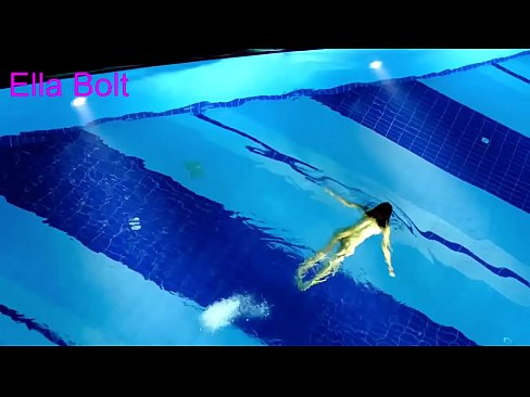 ❤️ म हेर्न रोक्न सक्दिन, जवान गोरा ELLA BOLT रिसोर्ट पूलमा नग्न पौडी खेल्दै समातियो ❤️  ne.it-com.top मा